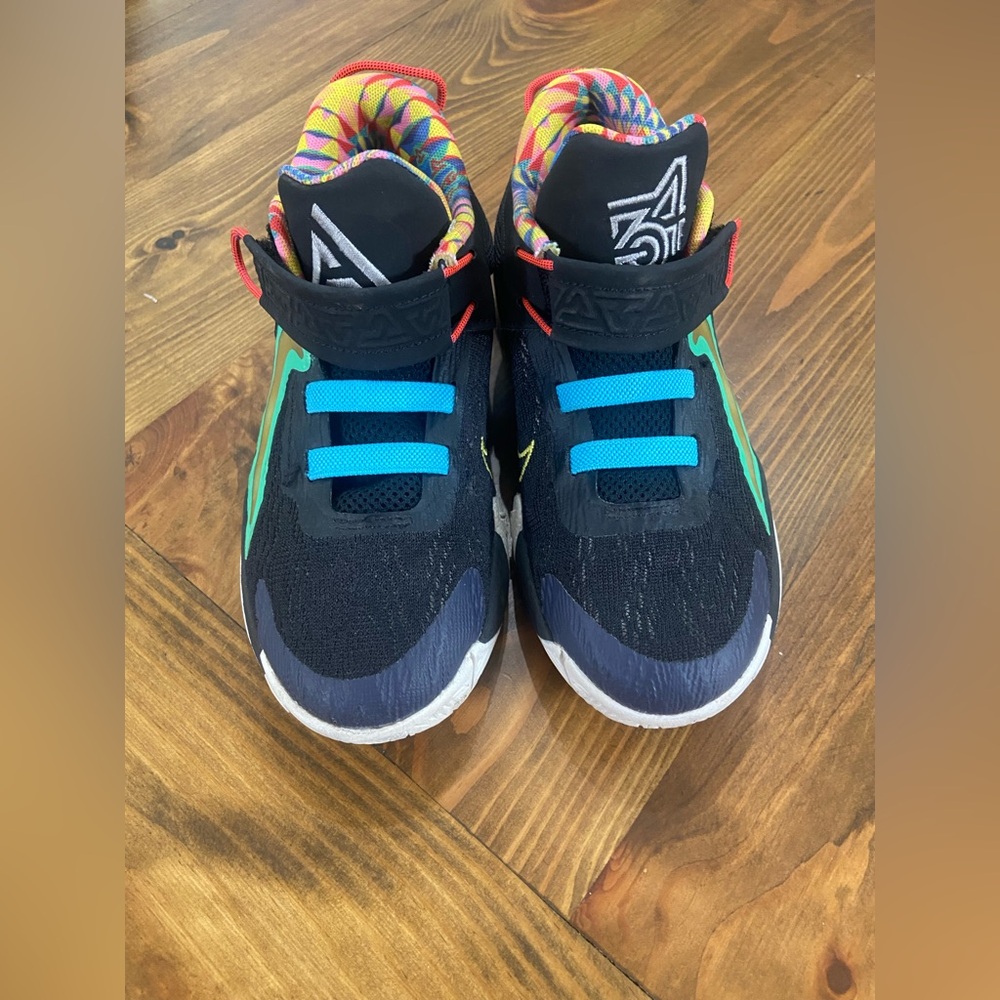 Nike Kids Giannis Immortality 2 basketball Sneakers in Black, Blue, and Green - Picture 2 of 9